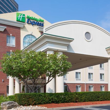 Holiday Inn Express Tower Center New Brunswick, an IHG Hotel East Brunswick Exterior foto