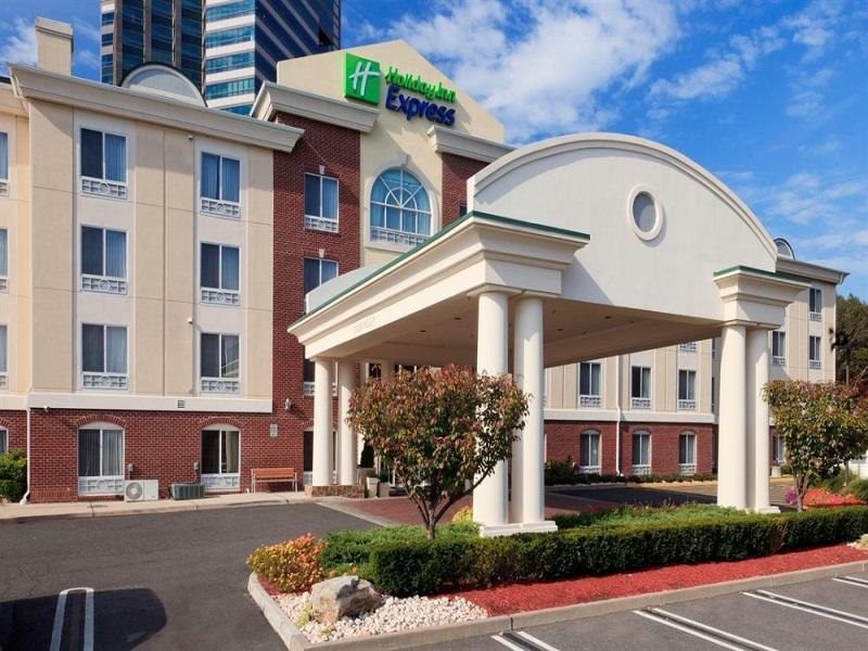 Holiday Inn Express Tower Center New Brunswick, an IHG Hotel East Brunswick Exterior foto