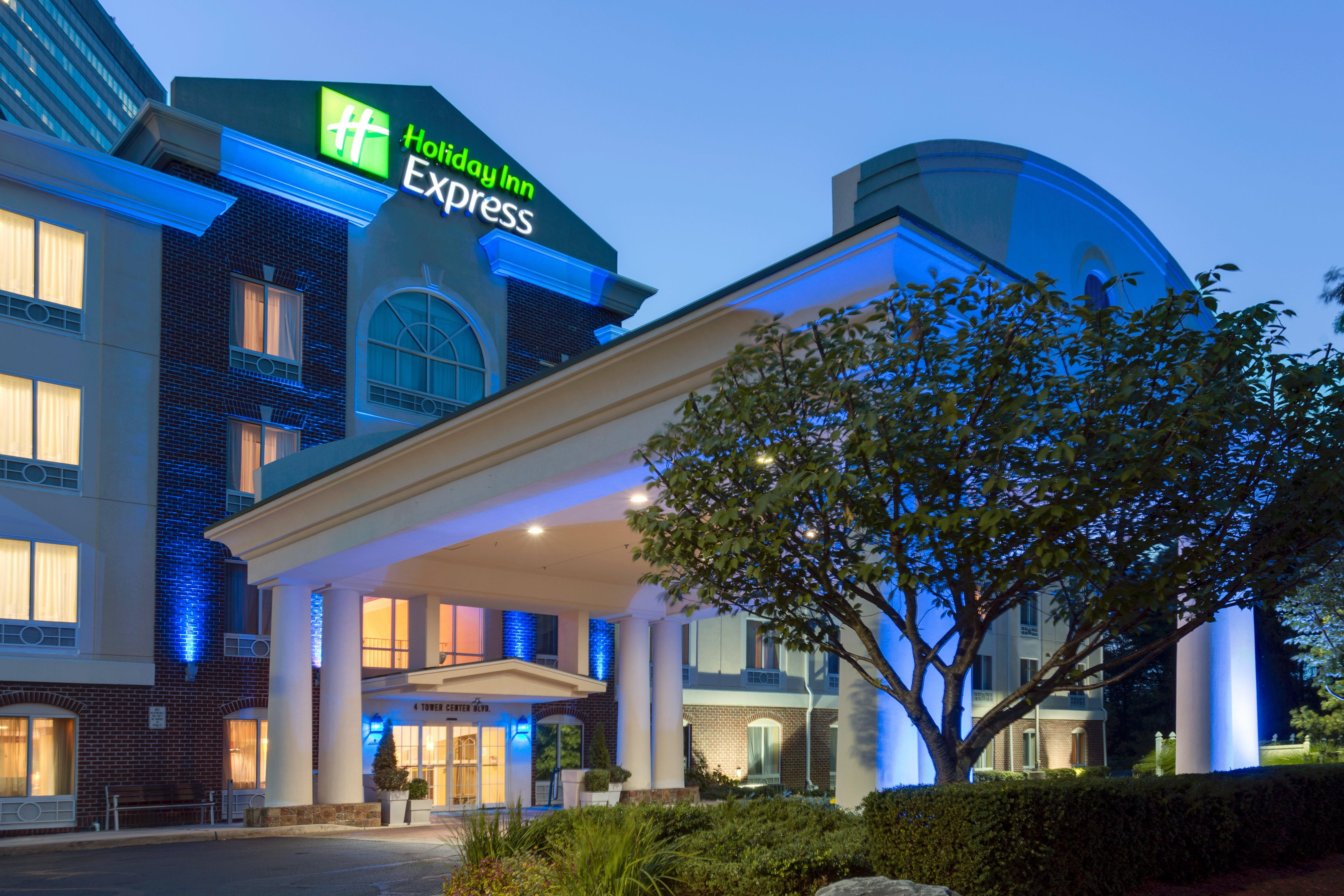 Holiday Inn Express Tower Center New Brunswick, an IHG Hotel East Brunswick Exterior foto