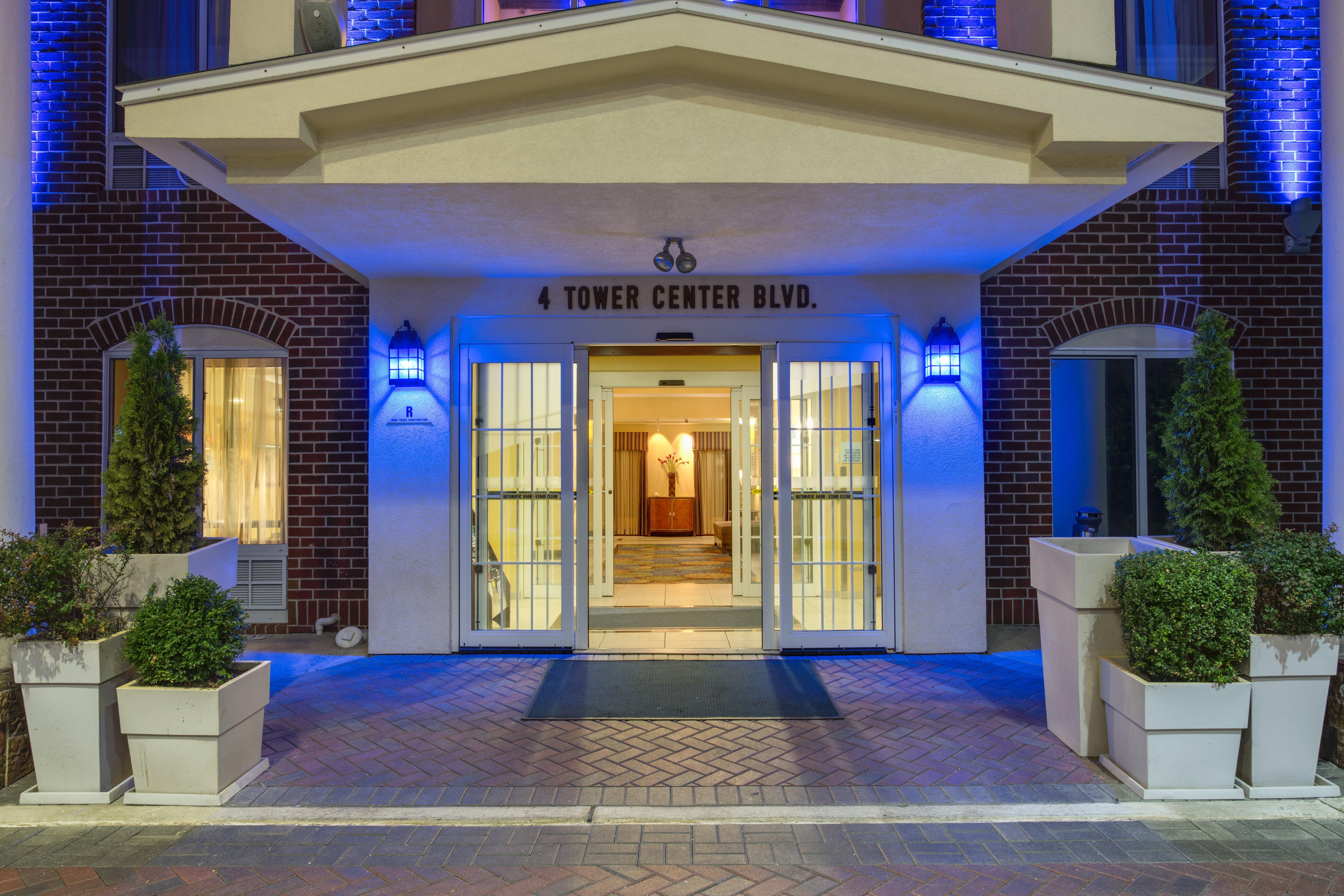 Holiday Inn Express Tower Center New Brunswick, an IHG Hotel East Brunswick Exterior foto