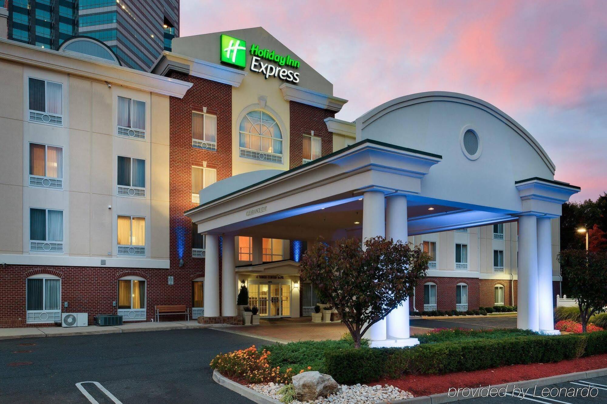 Holiday Inn Express Tower Center New Brunswick, an IHG Hotel East Brunswick Exterior foto